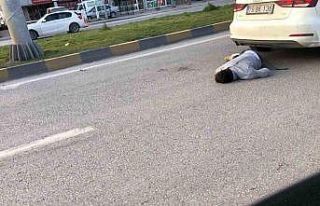 Üstgeçidi kullanmayan genç otomobilin çarpmasıyla...