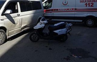 Yerde yatan yaralı vatandaşa ilk müdahaleyi vatandaşlar...