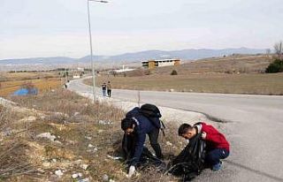 Yol kenarındaki atıklardan rahatsız olan iki öğrenci...