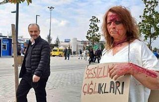 Yüzüne makyaj yapıp sokağa indi, gören dönüp...