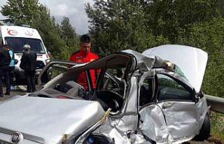 Antalya- Isparta yolunda otobüs ile çarpışan otomobil...