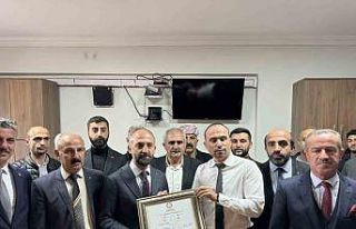 Çukurca Belediye Başkanı Nazmi Demir mazbatasını...