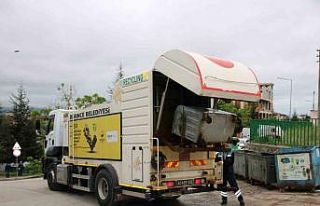 Derince’de çöp konteynerleri dezenfekte ediliyor