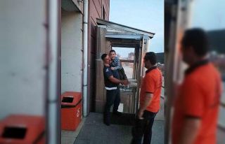 Engelli asansöründe mahsur kalan çocuk kurtarıldı