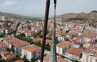Fırtınada bir minaresi devrilen caminin diğer minaresi...