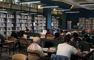 Gençler, üniversite sınavına kitap kahvelerde...