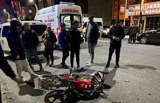 Hafif ticari otomobil ile çarpışan motosikletteki...