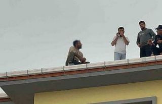 İnşaat işçisi çatıdan atlamak istedi