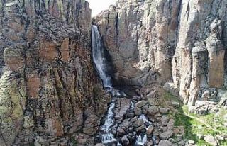 Kar ve yağmur sularıyla coşan Çır Şelalesi dron...