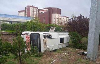 Kontrolden çıkan minibüs korku dolu anlar yaşattı.