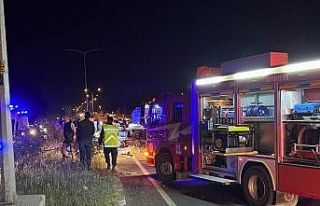 Refüje aşan tırın çaptığı otomobildeki 10...