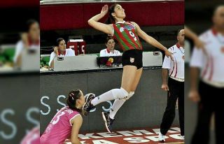 Simay Akdağ yuvasına geri döndü