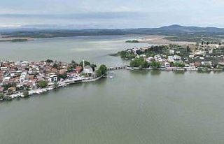 Tarihi ve doğasıyla ünlenen Gölyazı turistleri...