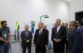 Vali Elban, İzmir Ekonomi’de projeleri dinleyip...