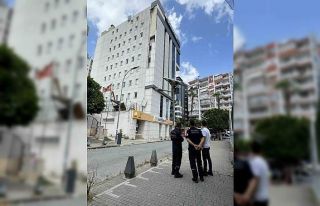 Adana’da kuvvetli rüzgar ağaçları söktü, çatıları...