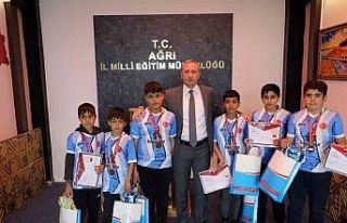 Ağrı’da Milli Eğitim Müdürü başarılı öğrencileri...