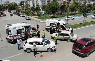 Aksaray’da 2 otomobilin çarpıştığı kazada...