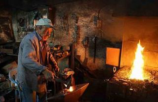 Aydın’ın en eski demircisi Mesut Usta, yarım...