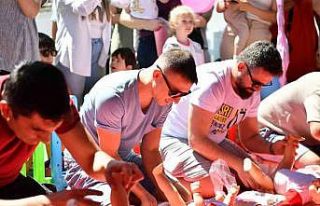 Babalar bez bağlama yarışmasında birbirine rakip...