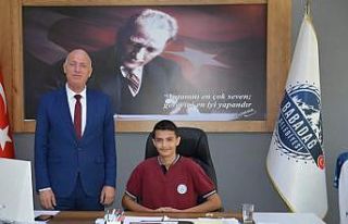 Başkan Kumral koltuğunu gençlere devir etti