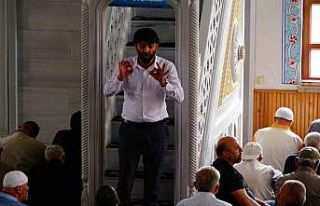 Bu camide işitme engelli bireylere cuma hutbesi işaret...