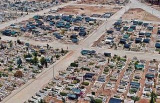 Çadır kente dönen mezarlık, tentelerden temizleniyor