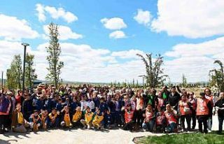 Çocukların yetiştirdiği meşe fideleri doğayla...