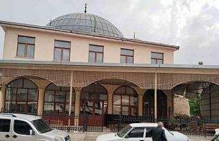 Depremde hasar alan tarihi cami ayağa kaldırılıyor