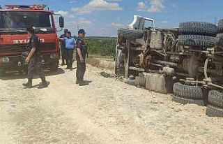 Devrilen kum yüklü kamyonun sürücüsü ağır...