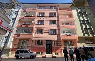 Elazığ’da 4. kattan park halindeki otomobilin...