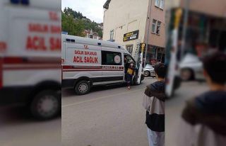 Elektrik direğine çarpan otomobil hurdaya döndü,...