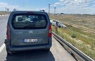 Emniyet şeridindeki hafif ticari araca arkadan çarptı:...