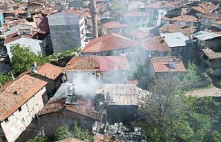 Ev yangınını film izler gibi izlediler