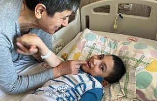 Fedakar babaanne, SP hastası torununa gözü gibi...