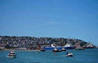 Gemilerin tören geçişi binlerce kişi tarafından...