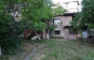 İçindeki iki katlı evle birlikte 50 yıllık arsa...