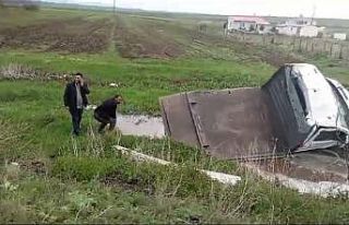 Kars’ta yoldan çıkan kamyonet çamura saplandı