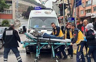 Kavşakta otomobiller çarpıştı: 3 yaralı