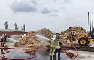 Kaynak makinesinden çıkan kıvılcımlar istiflenmiş...