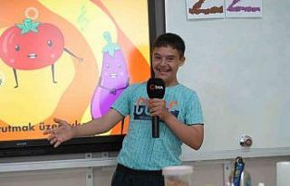 Kilis’te özel öğrenciler sebze fidelerini toprakla...