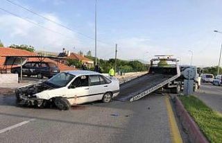 Kırşehir’de otomobil istinat duvarına çarptı:...