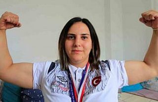 Kolları engel tanımıyor, kendi kilosunun 1,5 katını...