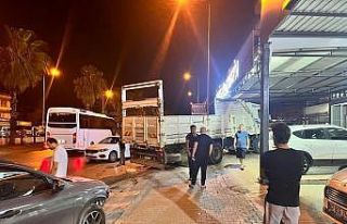 Kontrolden çıkan kamyon 4 otomobili biçti, o anlar...