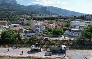 Manisa’daki 17 kilometrelik sulama kanalı temizleniyor