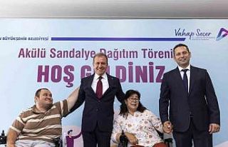 Mersin’de 50 özel bireye akülü sandalye dağıtıldı