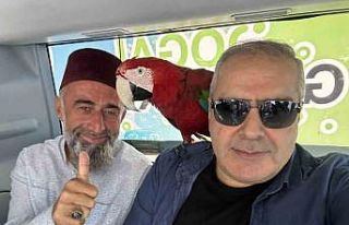 Metrobüse papağanıyla bindi, vatandaşlar şaşkına...