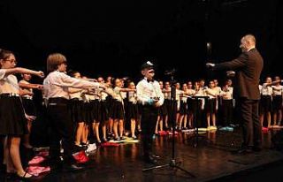 Nilüfer çocuk ve gençlik korosundan muhteşem performans