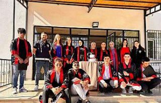 Öğrenciler mezuniyet programına polisleri de davet...