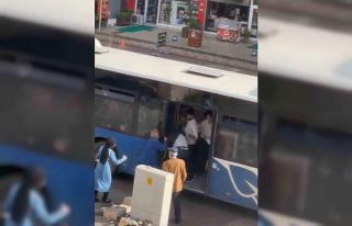 Otobüste kavgaya tutuştular
