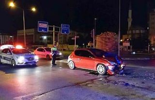 Otomobil hafif ticari araca çarptı: 3 yaralı